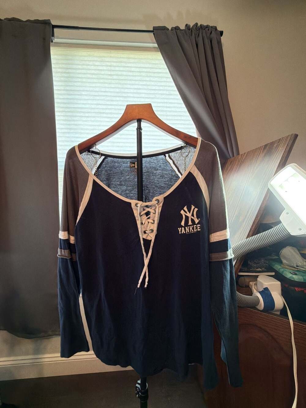 New Era New York Yankees Women's Raglan Lace-Up Long Sleeve T-Shirt XL